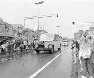 883692 Afbeelding van de optocht met historische autobussen en trams op het Vredenburg te Utrecht ter gelegenheid van ...